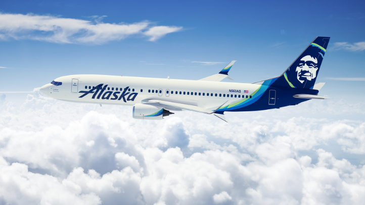 ¿Cómo se puede comunicar con Alaska Airlines en español?